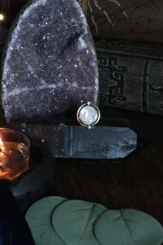 Mother Of Pearl Moon Face Ring -Size 4